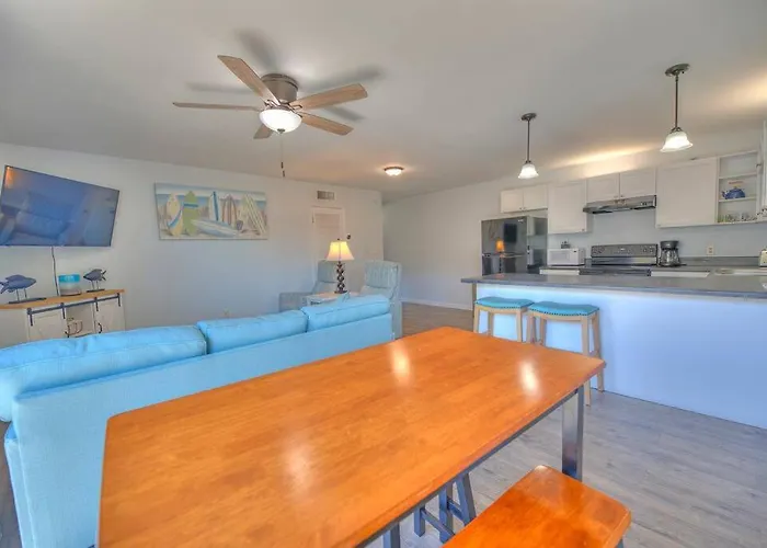 Living The Dream 2 Bedroom Ocean View Cozy Apartment
